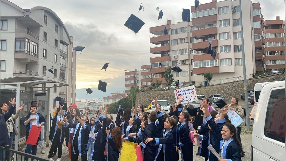 Gemlik'te öğrenciler kanserli öğretmenlerine sürpriz yaptı
