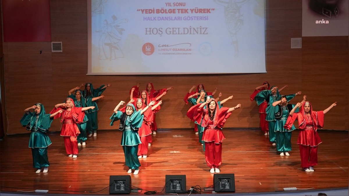 Keçiören Belediyesi Halk Oyunları Topluluğu'nun 'Yedi Bölge Tek Yürek' gösterisi
