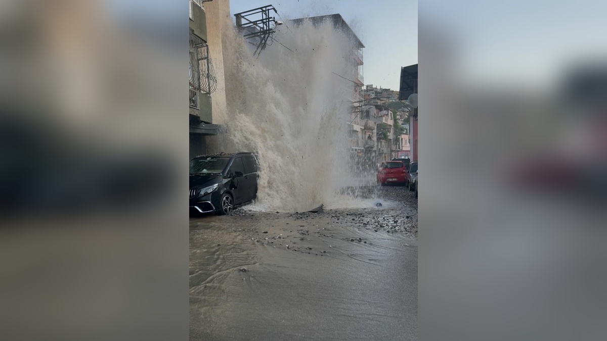 İzmir'de içme suyu hattı patlaması: 4 araç hasar gördü