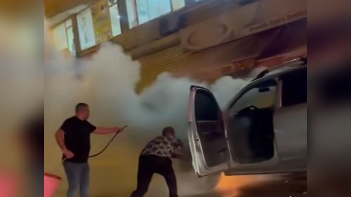 Kızıltepe'de seyir halindeki araçta yangın: Hortumla söndürme çalışması