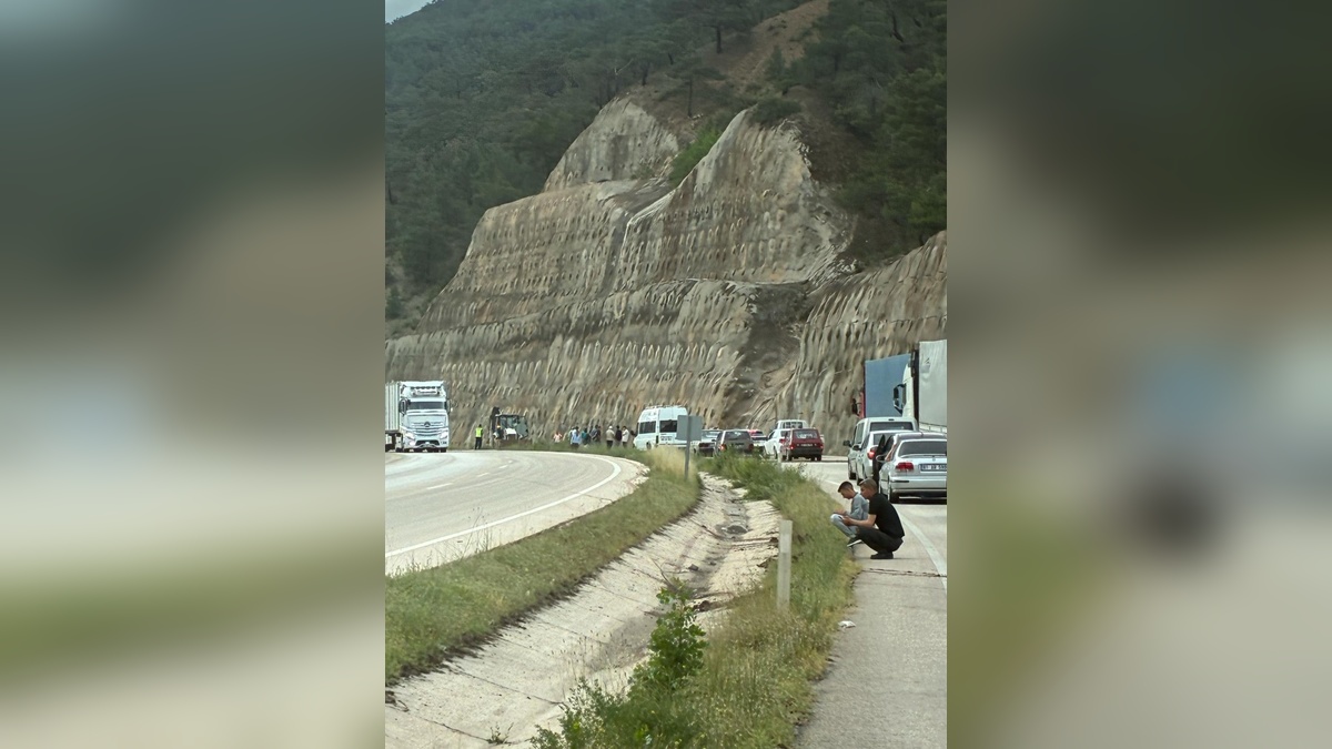 Reşadiye'de heyelan: D-100 kara yolu tek yönlü kapalı