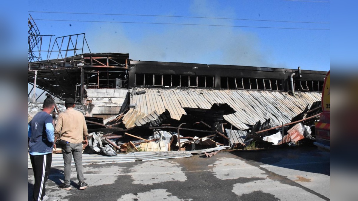 İzmir'de sandalye fabrikasında yangın: 67 işçi tahliye edildi