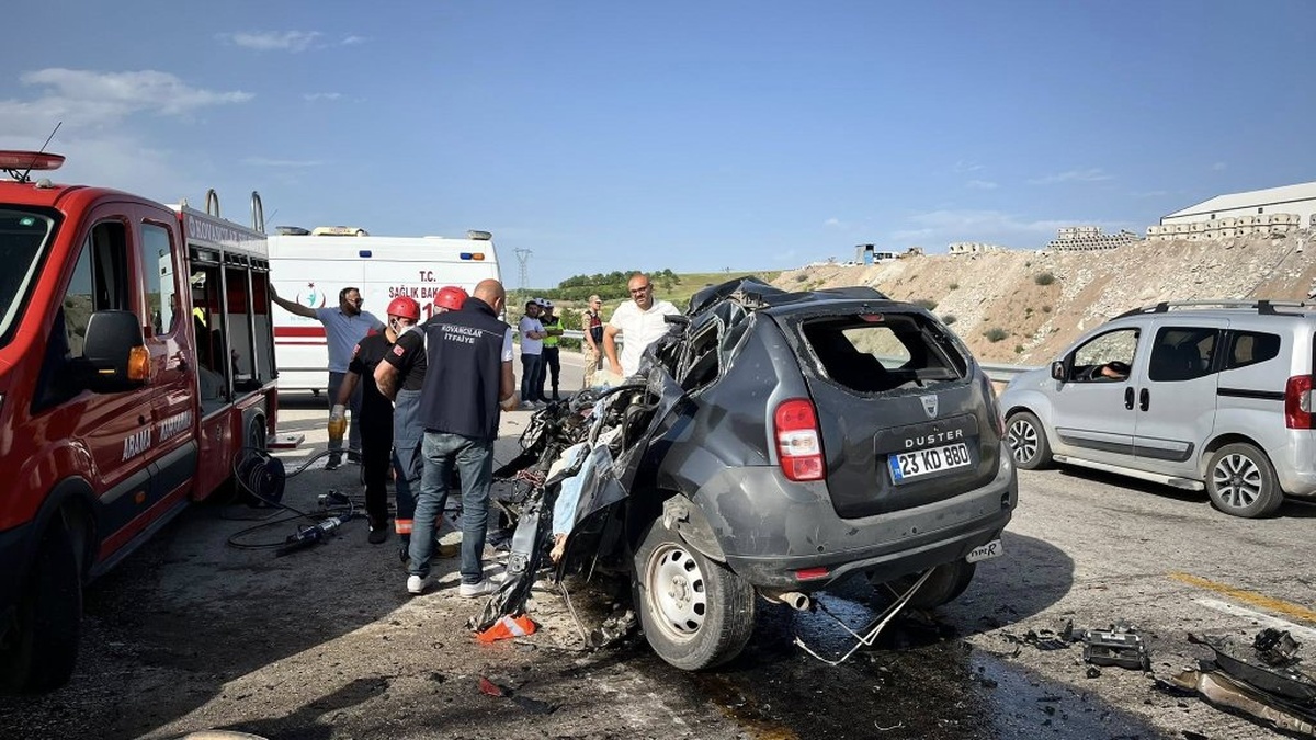 Elazığ'da trafik kazası: 1 ölü, 2 ağır yaralı