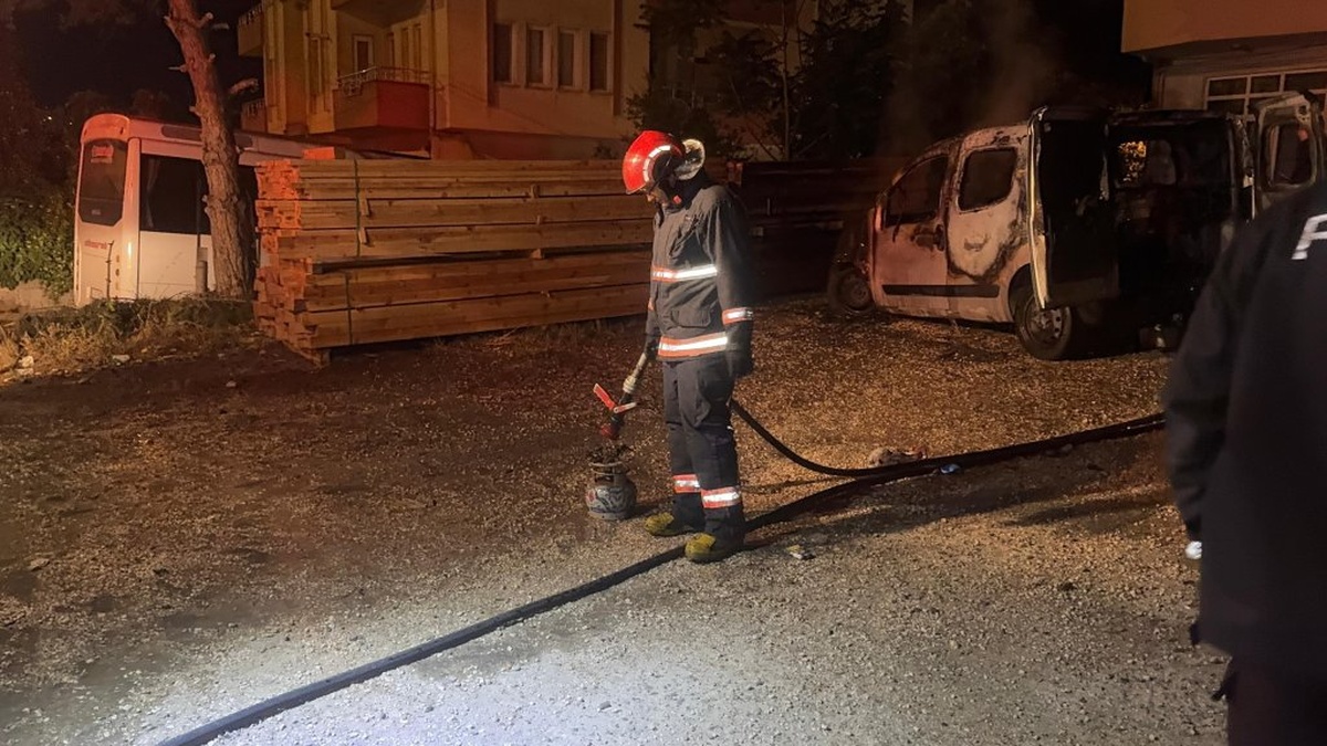 Pamukova'da park halindeki araç yandı