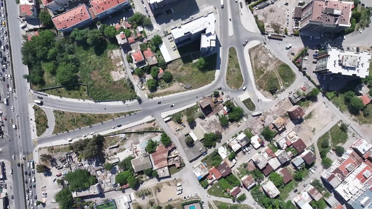 İzmir'de yeni imar yolu için yıkım çalışmaları tamamlandı