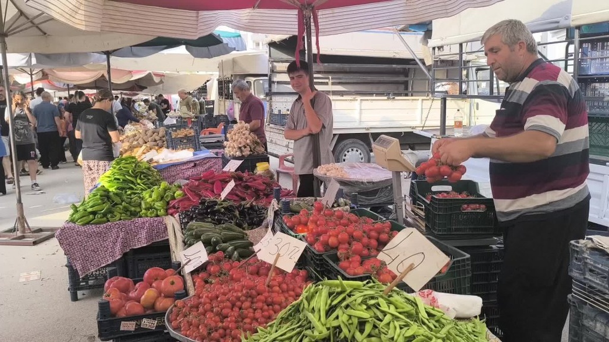 Kadirli'de emekliler 4 bin lira bayram ikramiyesine tepki gösterdi