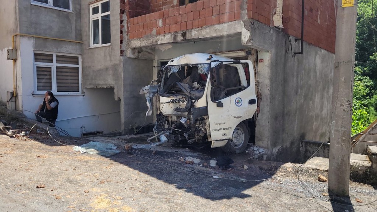 Ereğli'de kontrolden çıkan kamyonet eve girdi: 2 yaralı