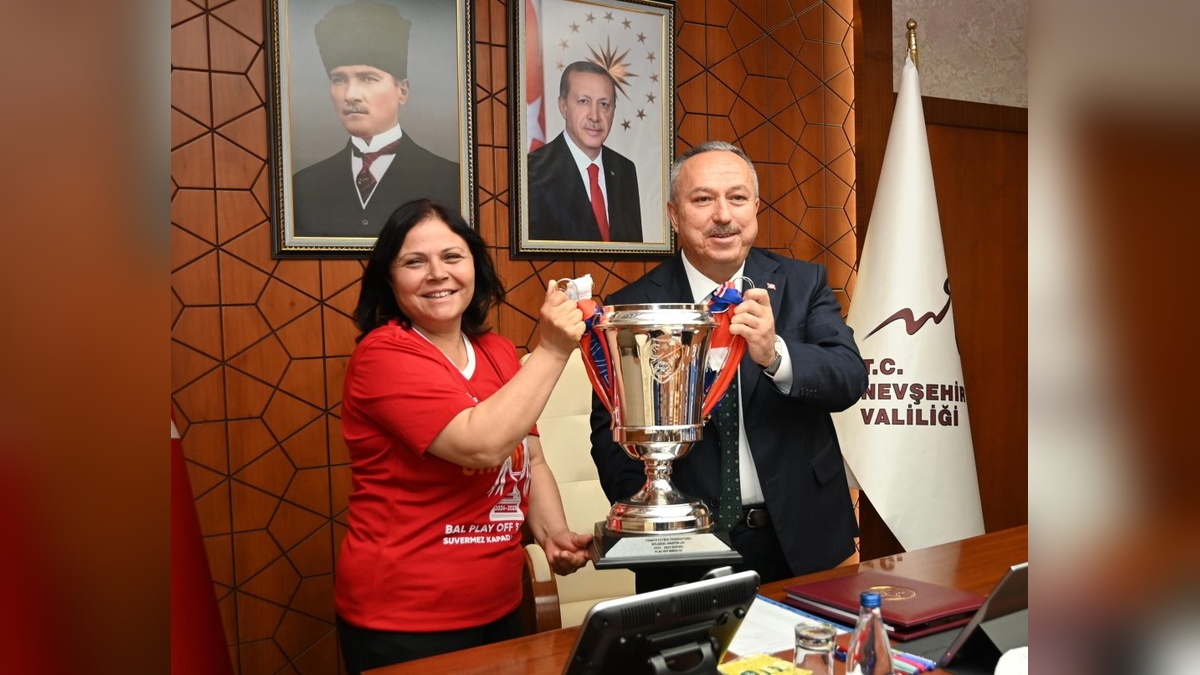 Suvermez Kapadokyaspor'un başarısı Vali Fidan'a sunuldu