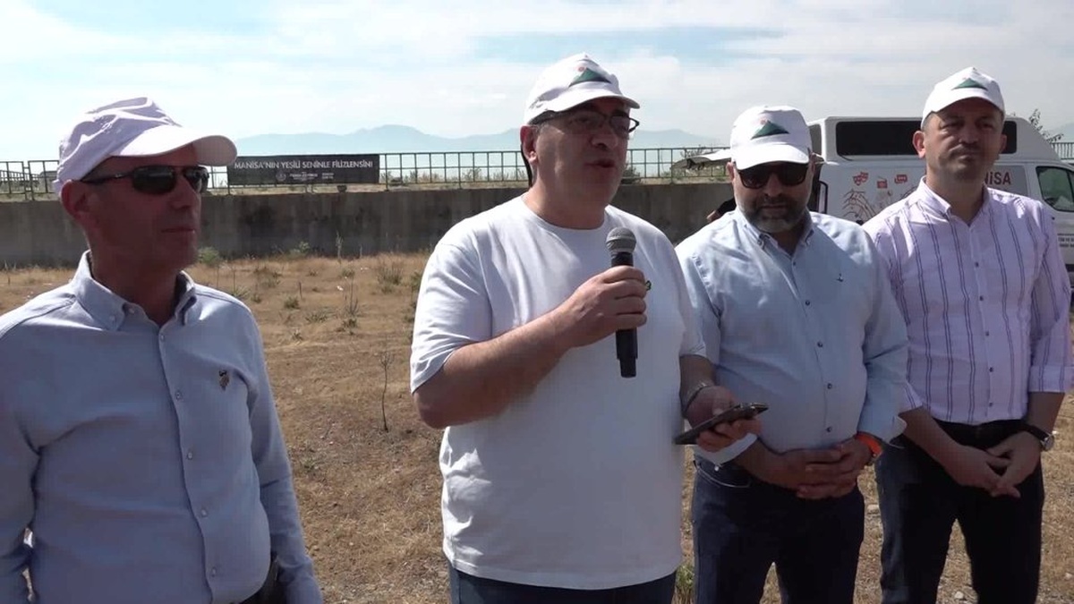 Manisa'da 4,5 ton çöp temizlendi: 500 gönüllü Bağ Yolu Gölet'i temizledi