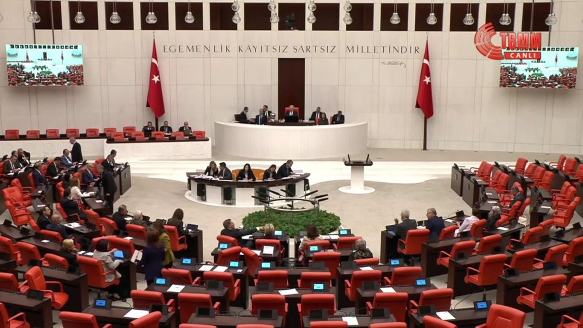 Emir ve Koçyiğit'ten asgari ücrete zam çağrısı: 'Milyonlar açlığa terk ediliyor'