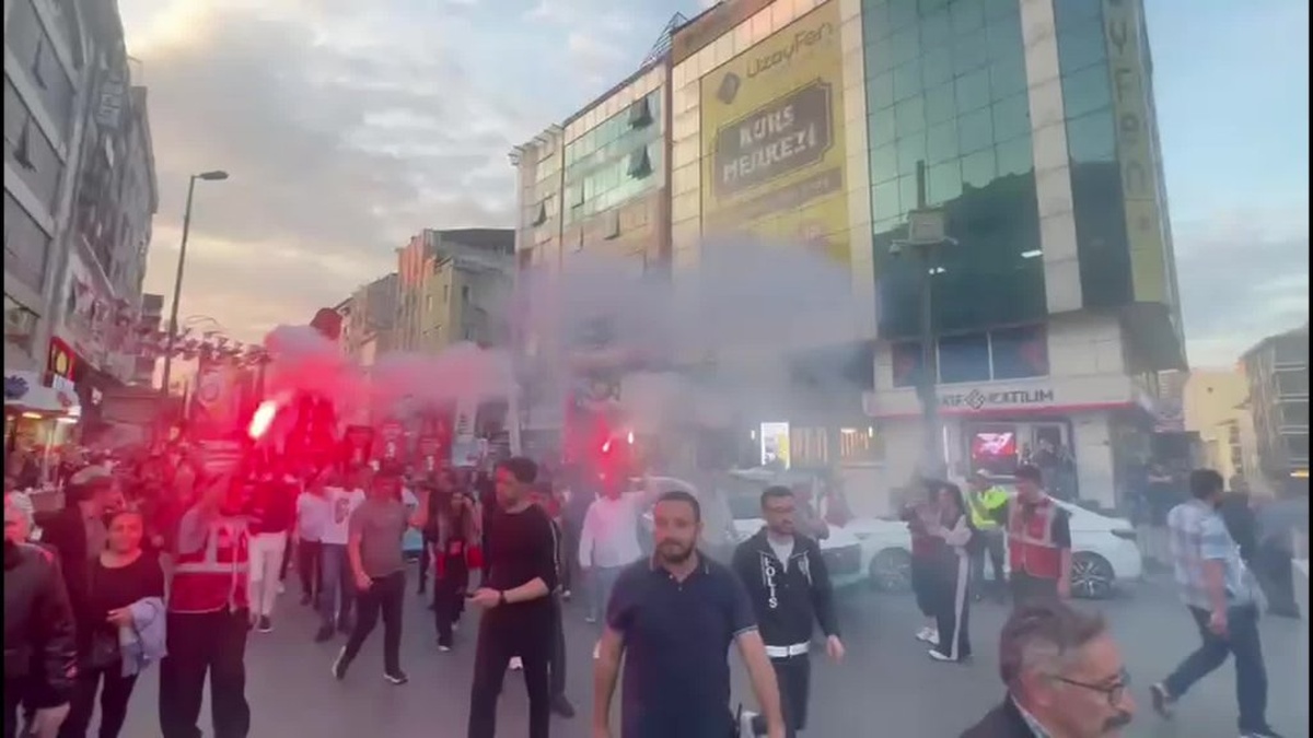 İstanbul'da CHP mitingi: 'İmamoğlu'na özgürlük' yazılı posterler polis tarafından engellendi