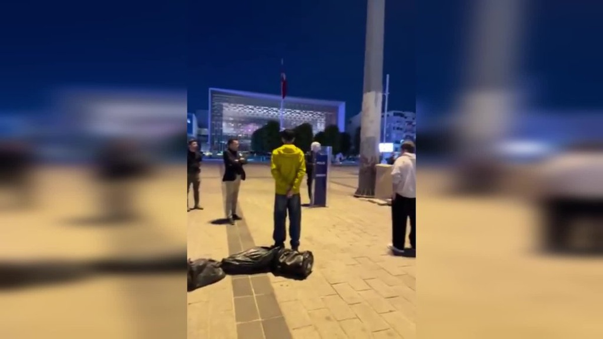 Taksim'de 'Duran Adam' eylemi: 18 genç gözaltına alındı