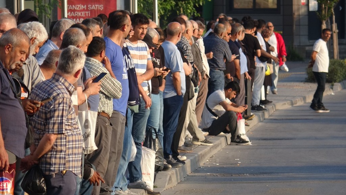 İzmir'de 23 bin işçi grevde: Otobüs duraklarında yoğunluk