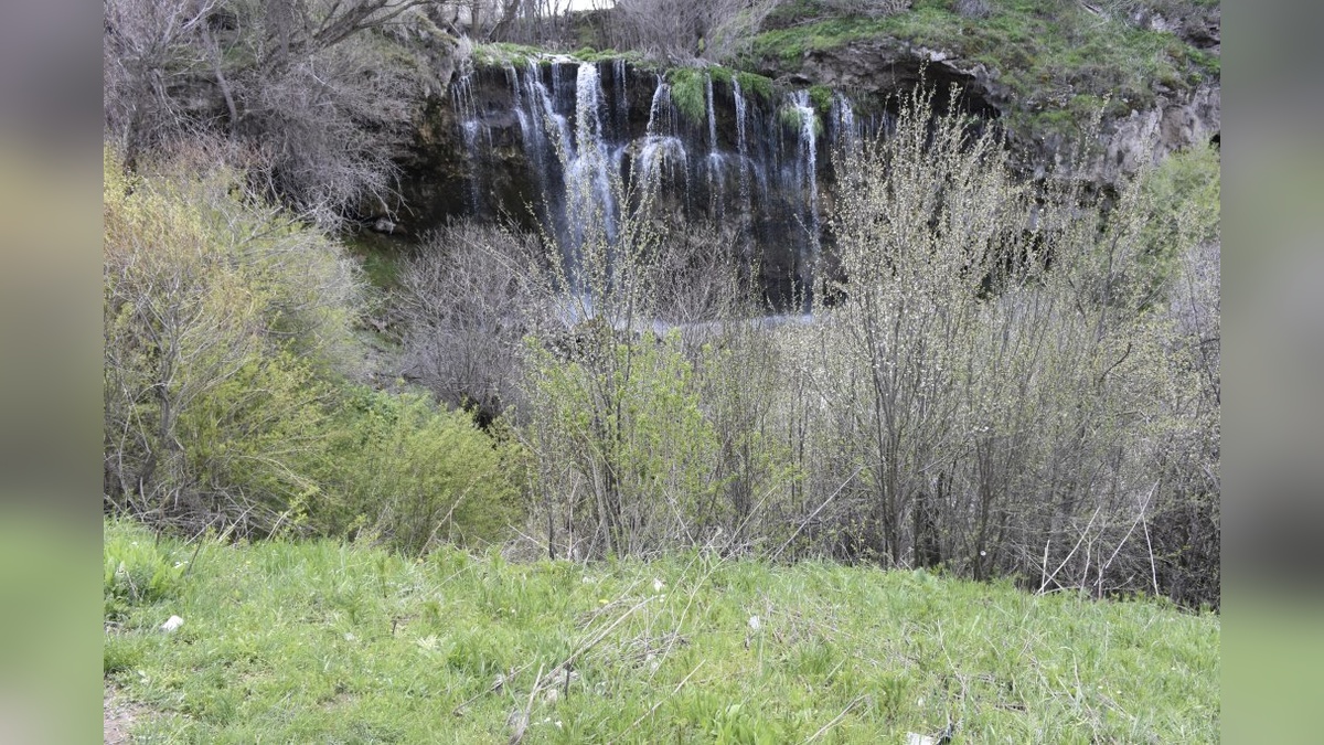 Değirmenaltı Şelalesi'nin güzelliği çöplerle kirleniyor