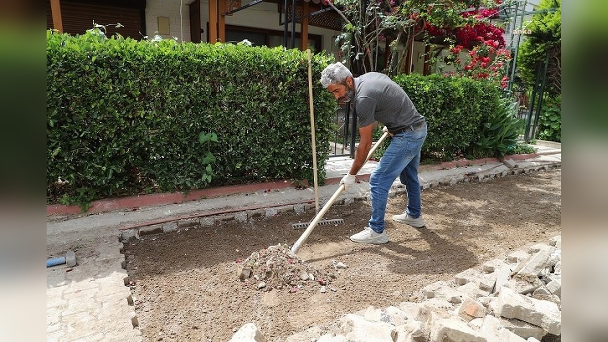Menderes'te yol tamir seferberliği: 44 mahalleye eşit hizmet