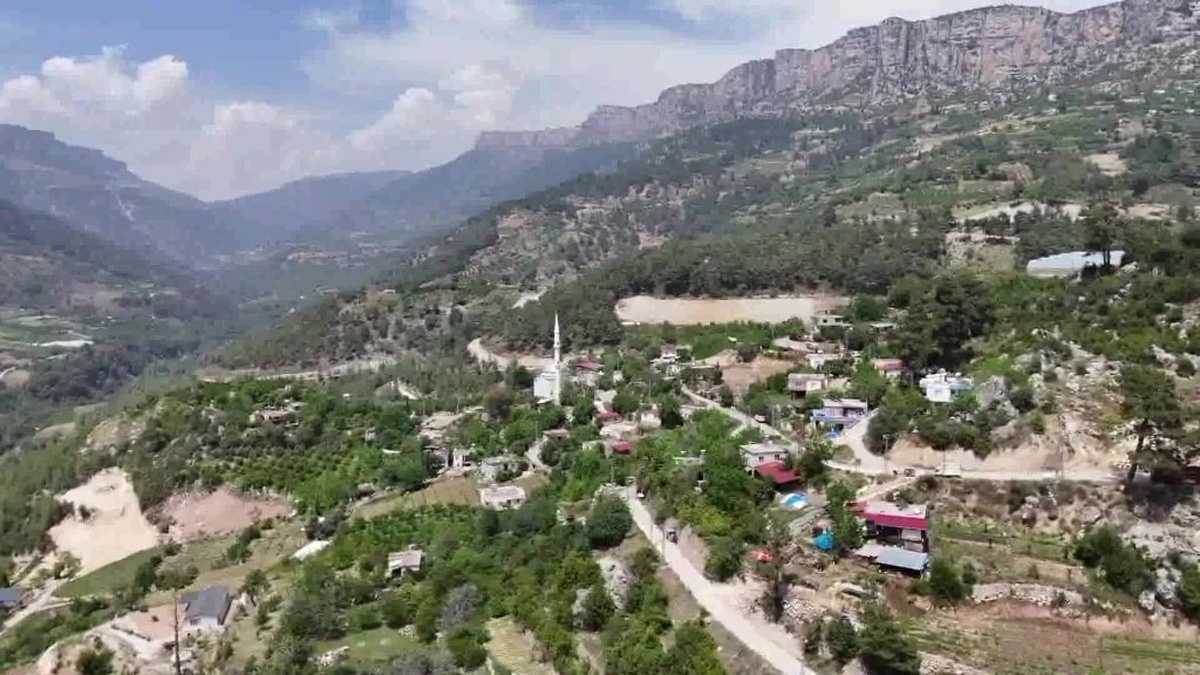 Mersin'de 2 bin 508 metre sulama borusu ile çiftçilerin sulama sorunu çözüldü