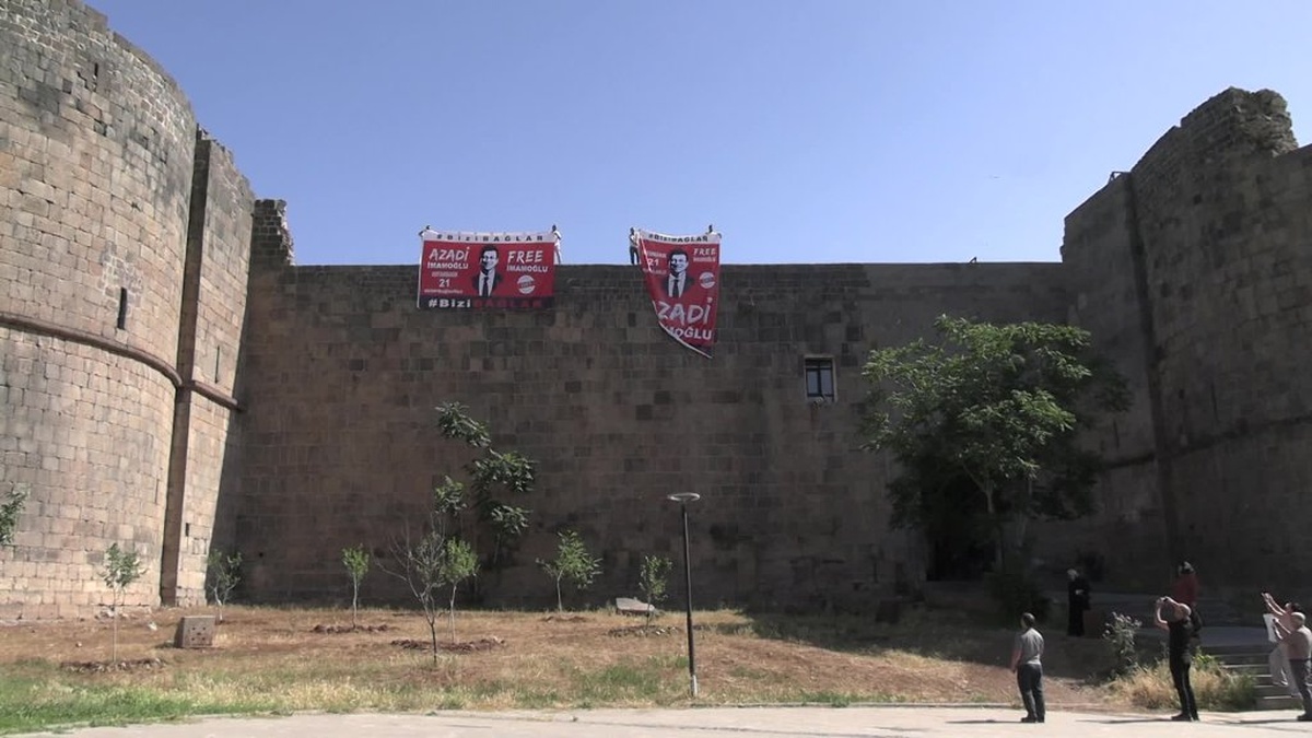 Diyarbakır'da İmamoğlu pankartlarına el konuldu