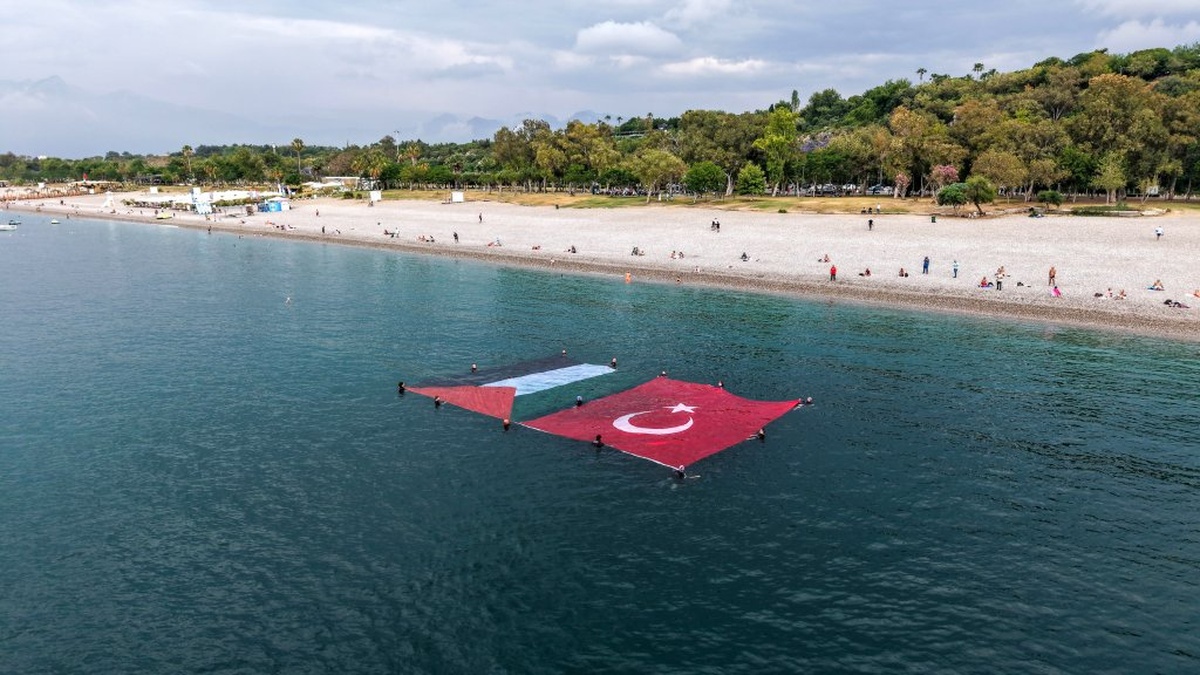 Antalya'da Mavi Marmara şehitleri anıldı: Denizde Türk ve Filistin bayrakları açıldı