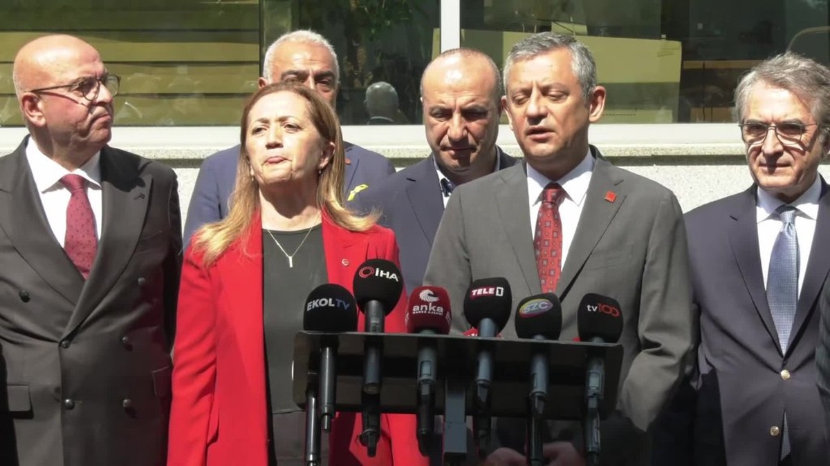 Özel'den asgari ücrete ara zam çağrısı: 'Enflasyon, sofradan zeytin çalıyor'