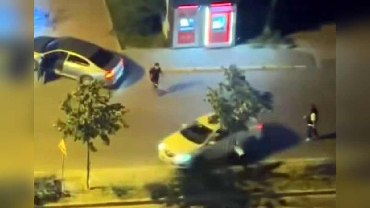 avcılar'da trafik tartışması: Sürücü otomobilini diğerinin üzerine sürdü