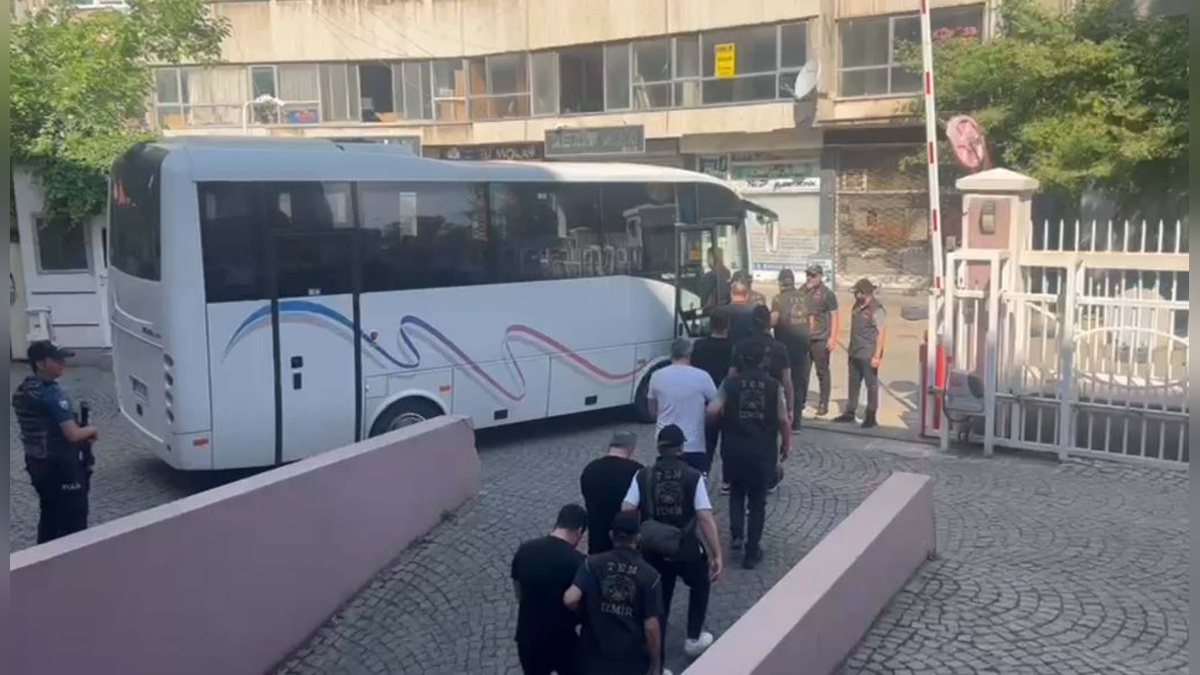 İzmir merkezli FETÖ operasyonu: 34 şüpheli adliyeye sevk edildi