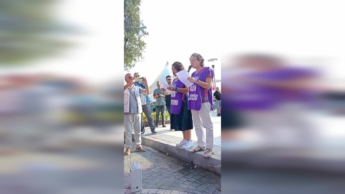 Dikili Kaymakamı'na öğrenci etek boyu protestosu
