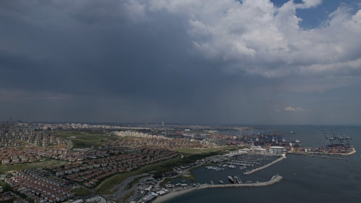 İstanbul'da kara bulutlar gökyüzünü kapladı: Yağmur ve dolu yağdı