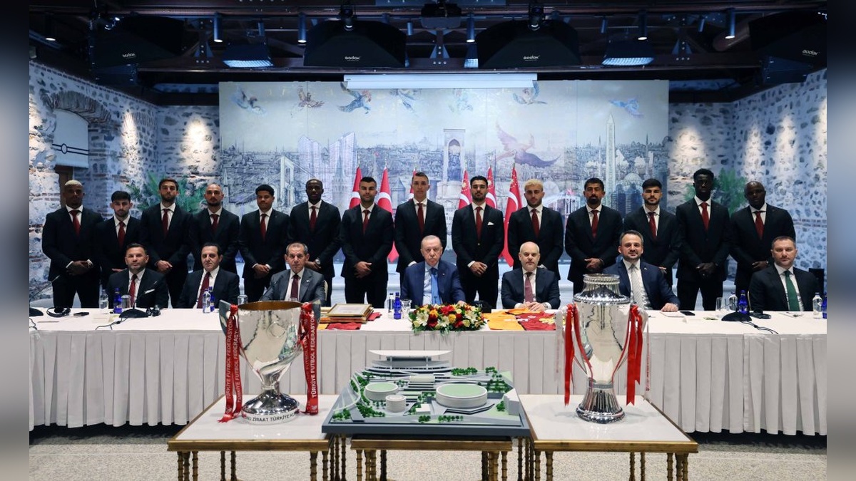 Erdoğan, Galatasaray'ı kabul etti: Osimhen, formasını hediye etti