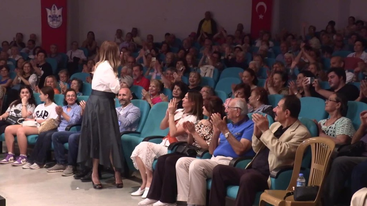 Konak Belediyesi Türk Sanat Müziği Korosu yaz konserini verdi