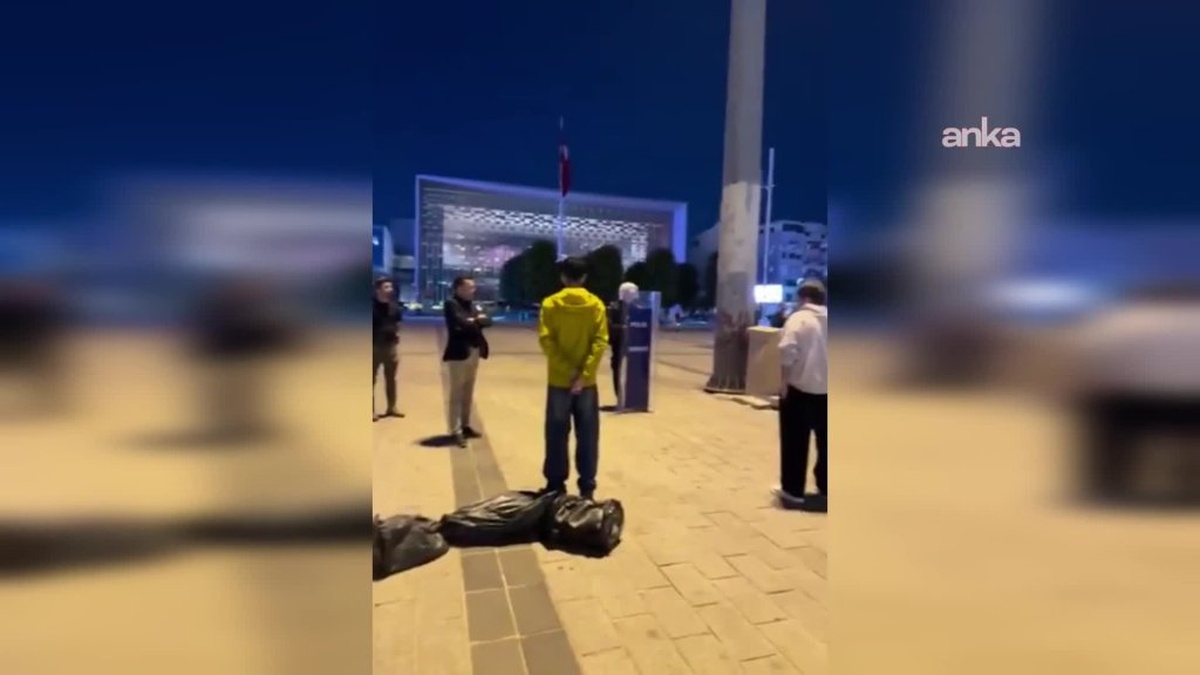 Taksim'de 'Duran Adam' eylemi: 21 genç gözaltına alındı, 19'u serbest