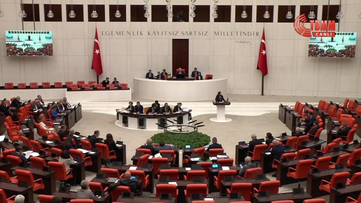 Bankoğlu'ndan Taksim'deki 'Duran Adam' eylemine gözaltı tepkisi: 'Gençler için onur madalyası'