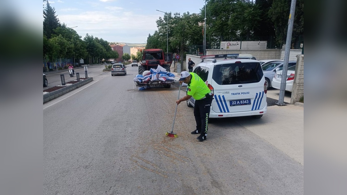 Keşan'da traktör kazası: Caddeye saçılan kuzu yemleri polis yardımıyla toplandı