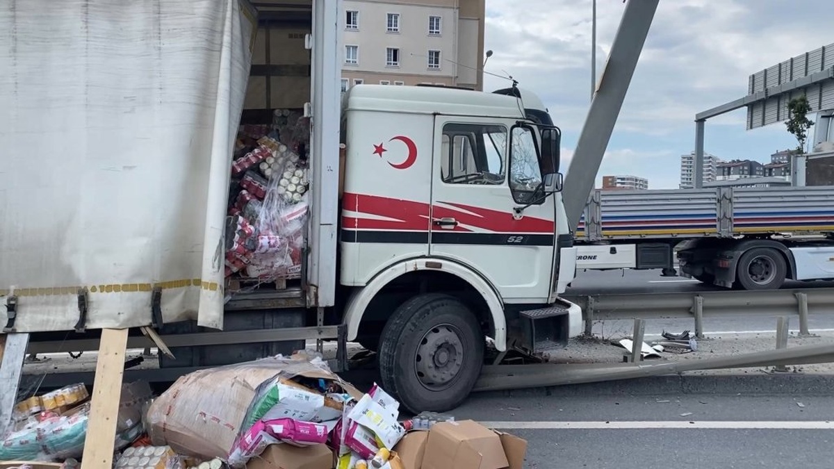 Başakşehir'de kaza: Kamyon bariyerlere ve tabela direğine çarptı