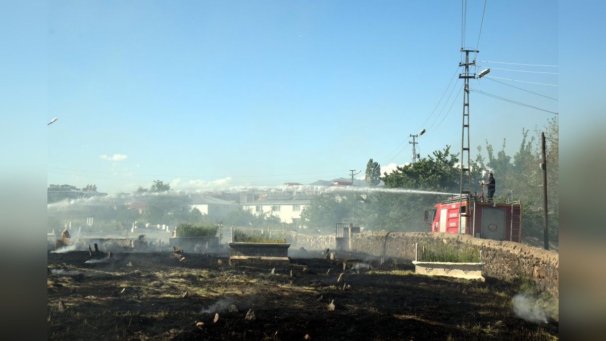 Erciş'te mezarlık yangını: Bazı mezarlar zarar gördü