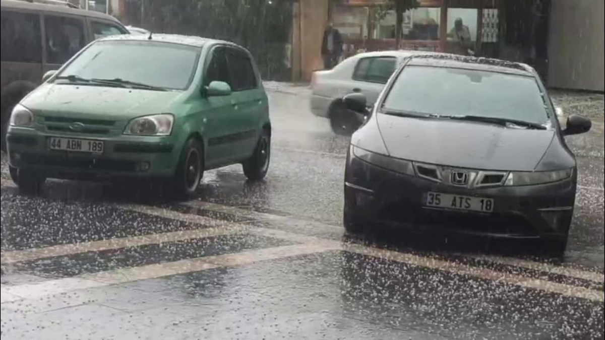 Malatya'da sağanak yağış: Ev çöktü, üç kişi yaralandı