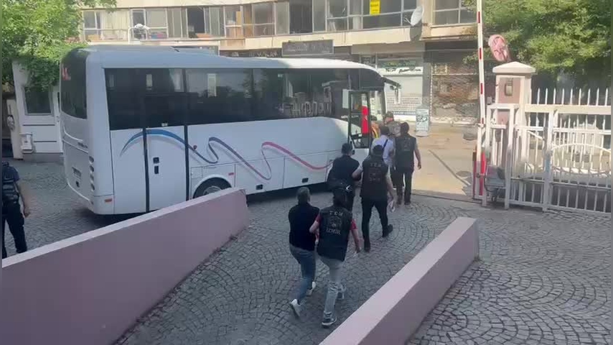 İzmir merkezli FETÖ operasyonu: 13 tutuklama, milyonluk naylon fatura operasyonu ortaya çıktı