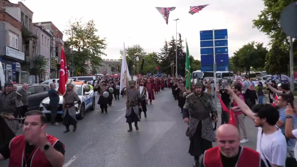 İstanbul, fethin 572. yılında kutlandı: İmamoğlu'nun yokluğunda yürüyüş ve SOLOTÜRK gösterisi
