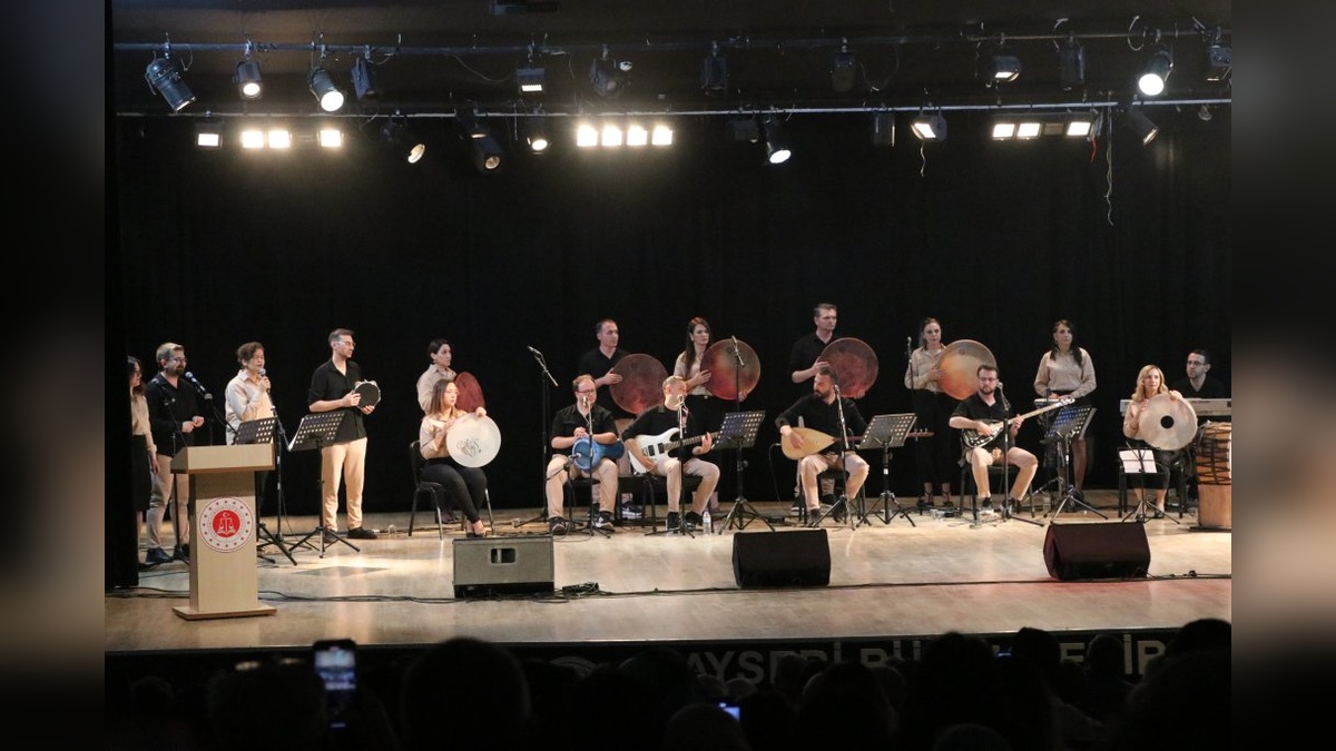 Kayseri Adliyesi'nde ritim topluluğu konser verdi: Cumhuriyet Başsavcısı da şarkı söyledi