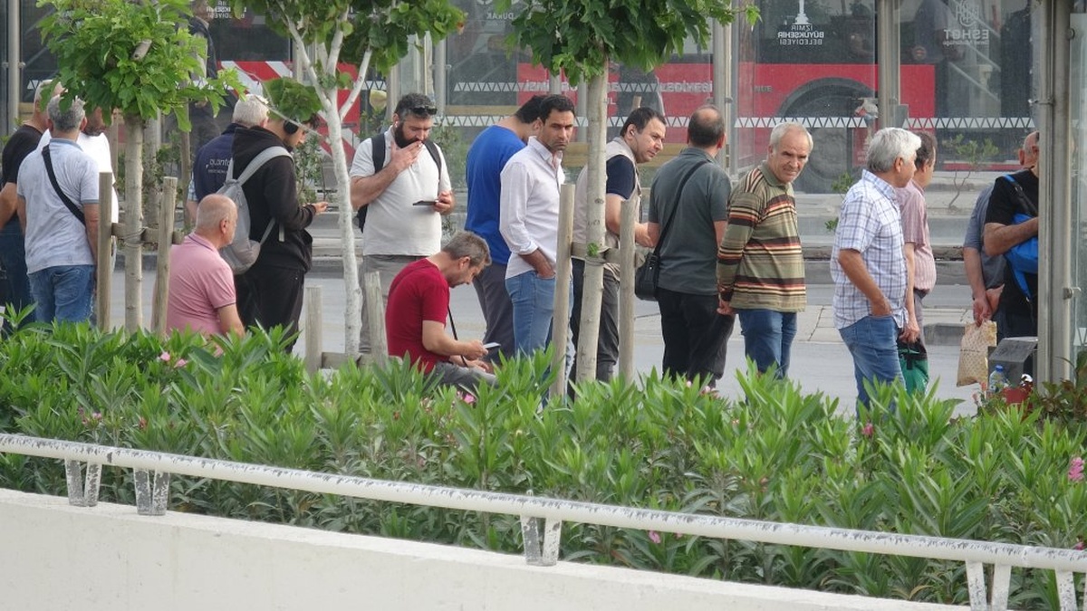 İzmir'de TİS grevi ikinci gününde sürüyor: Otobüs duraklarında yoğunluk devam ediyor