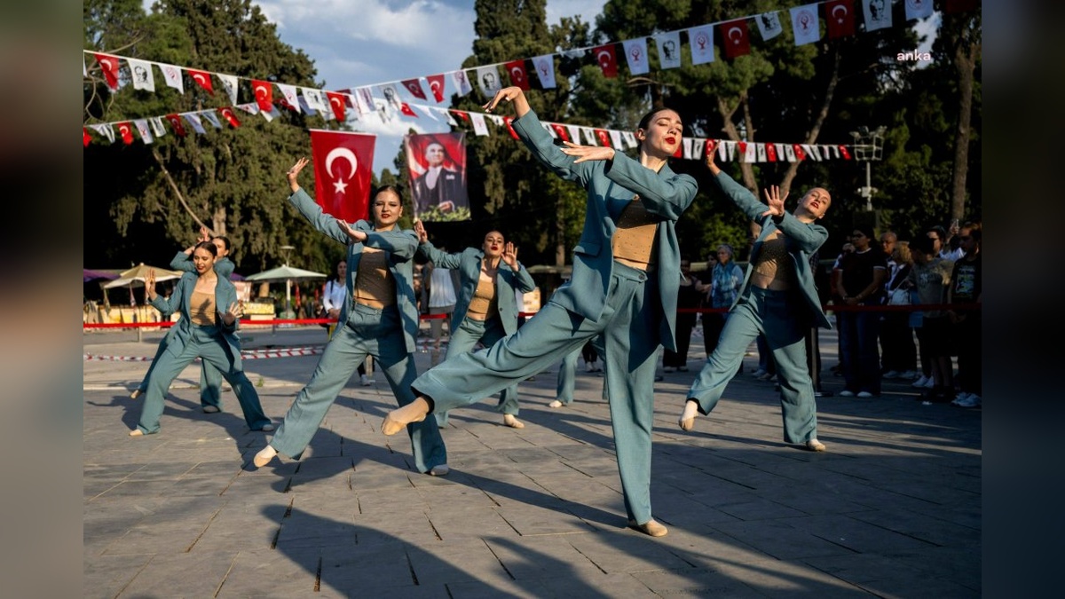 Bornova'da Uluslararası Halk Dansları Festivali başladı: 758 dansçı halayın ritmini Bornova'ya taşıdı