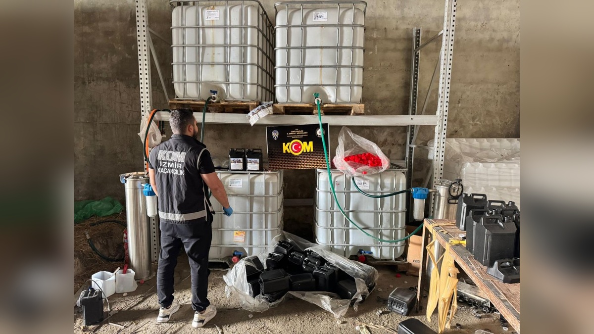 İzmir'de 4,3 ton etil alkol ve sahte içki malzemesi ele geçirildi: 3 şüpheli tutuklandı