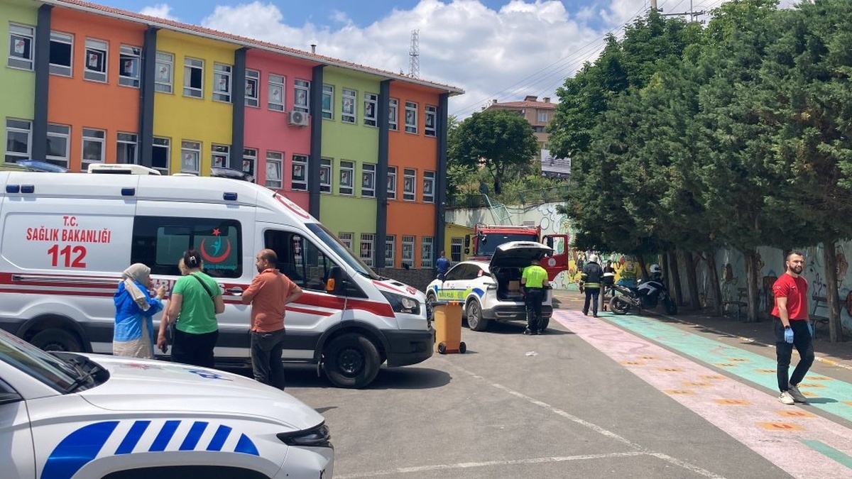 Darıca'da ilkokul bahçesine otomobil uçtu: 1 yaralı