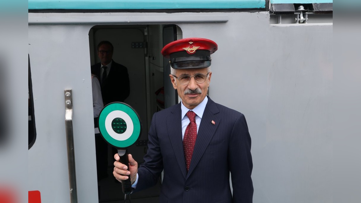 Uraloğlu: 5 milli elektrikli lokomotif ve 2 milli elektrikli tren seti TCDD'ye teslim edildi