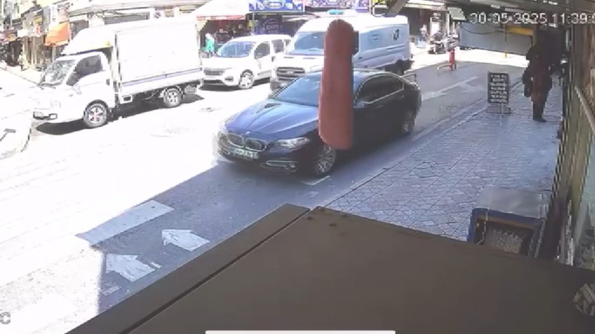 Beyoğlu'nda geri geri gelen minibüs yayaya çarptı: Son anda kurtuldu
