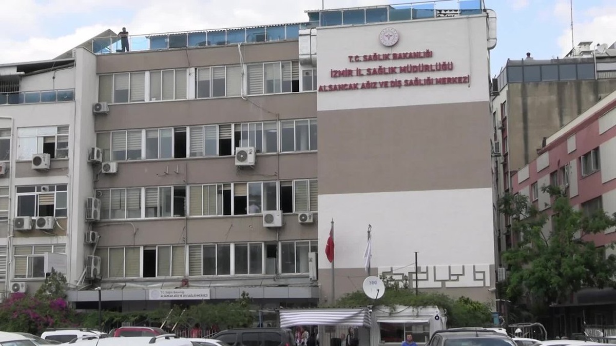 İzmir'de sağlık çalışanları ADSM'lerdeki çalışma koşullarını protesto etti