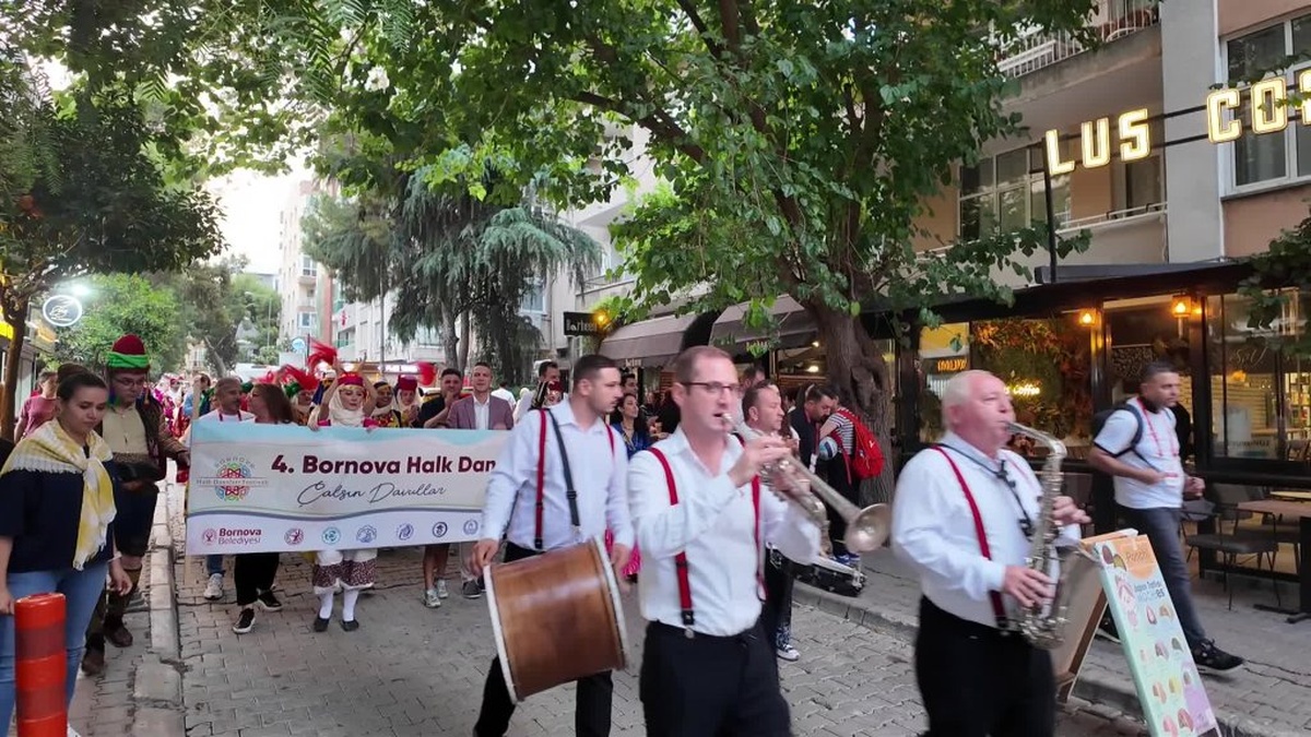 Bornova Halk Dansları Festivali devam ediyor