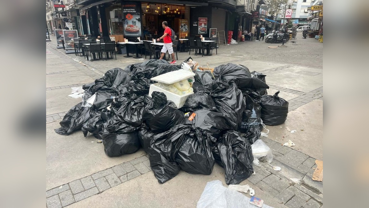 İzmir'de grev üçüncü gününde: Konak'ta çöpler birikti
