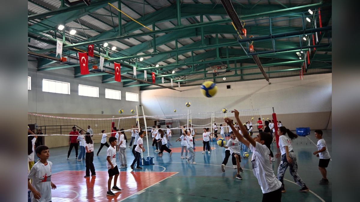 Derik'te Fabrika Voleybol'un 40'ıncı okulu açıldı