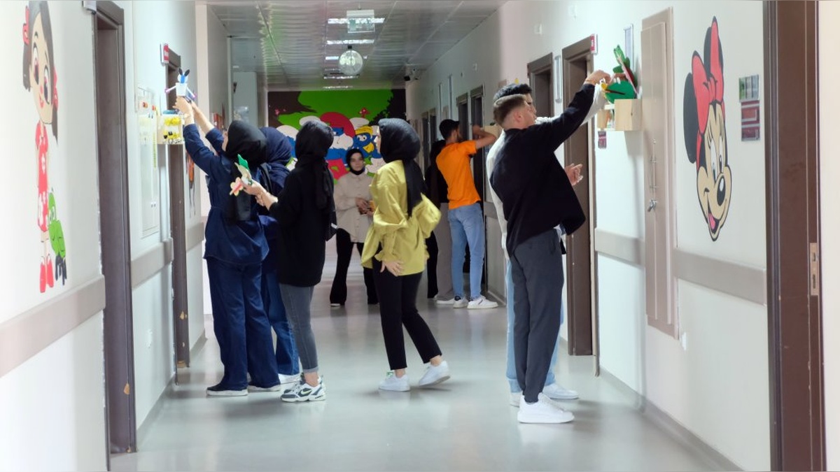 Bingöl Üniversitesi öğrencileri Solhan Devlet Hastanesi'ni renklendirdi
