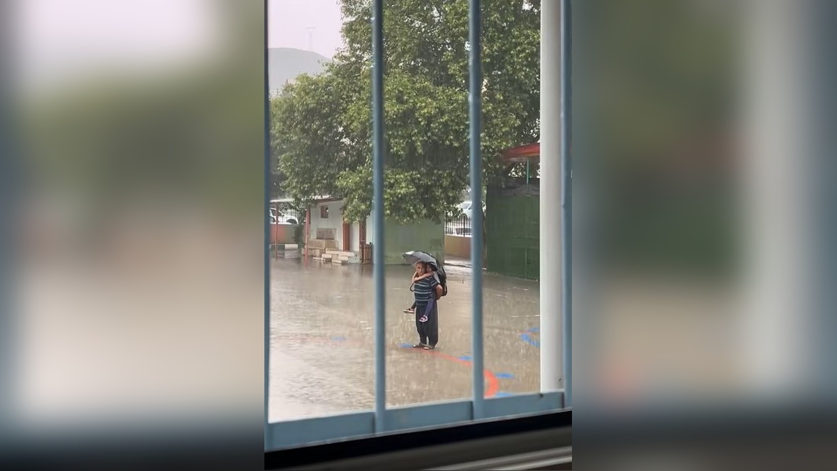 Karaisalı'nda dede torunuyla sağanak altında İstiklal Marşı dinledi